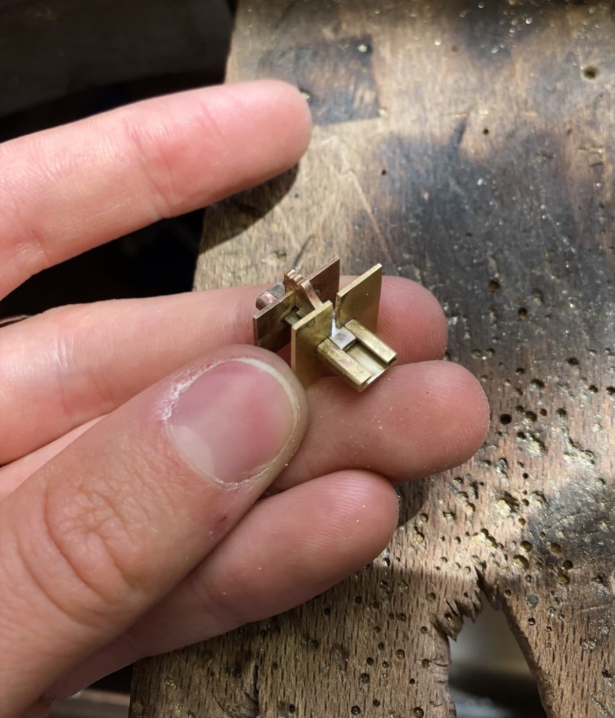 Pièce en cours de façonnage à l'atelier